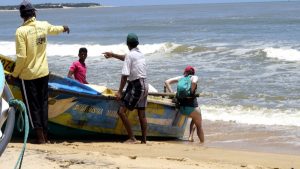 helping-the-fishermen-in-arugam-bay